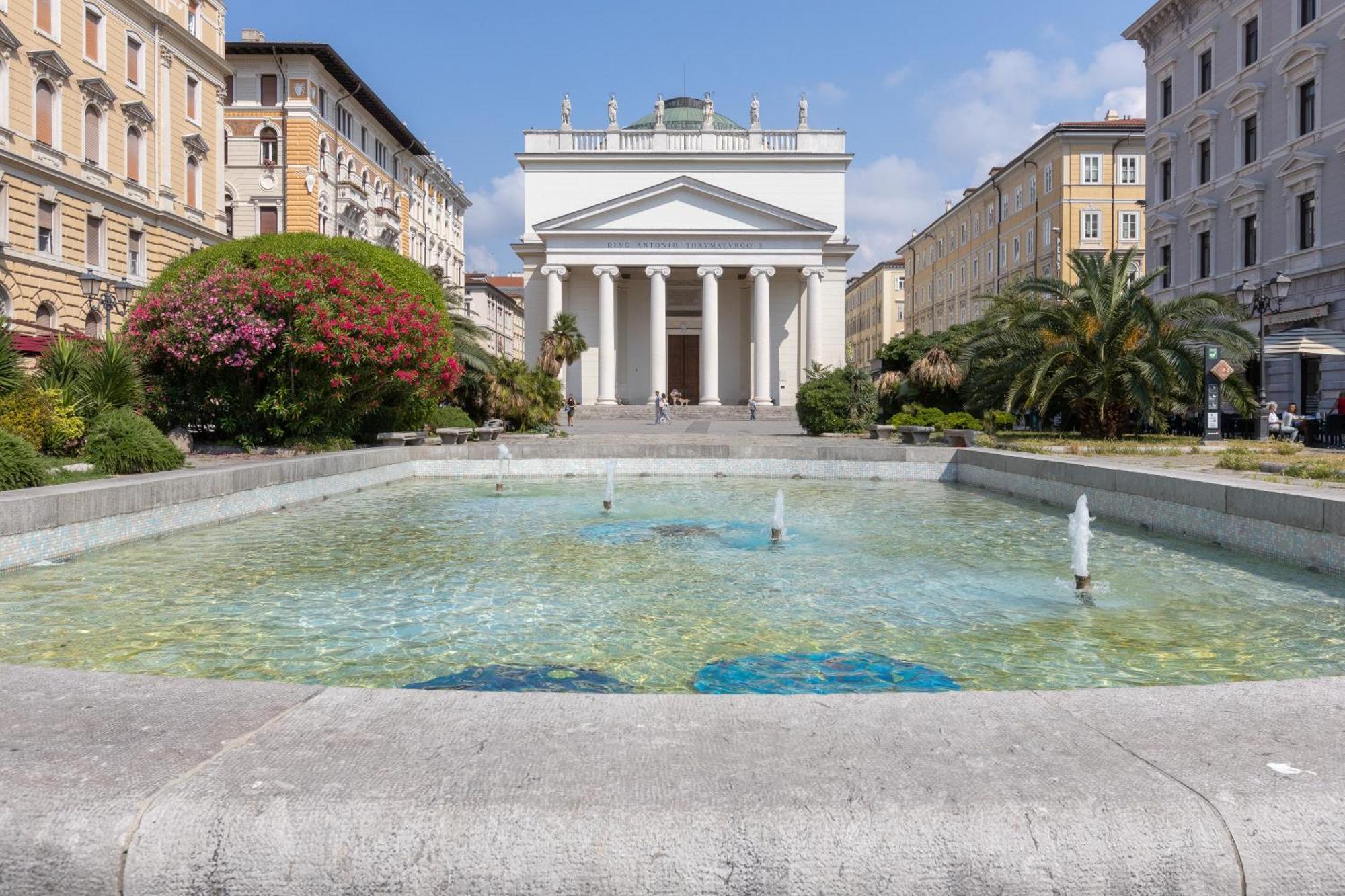 Elegante Rifugio D'Annunzio Con Parcheggio A Trieste Bagian luar foto
