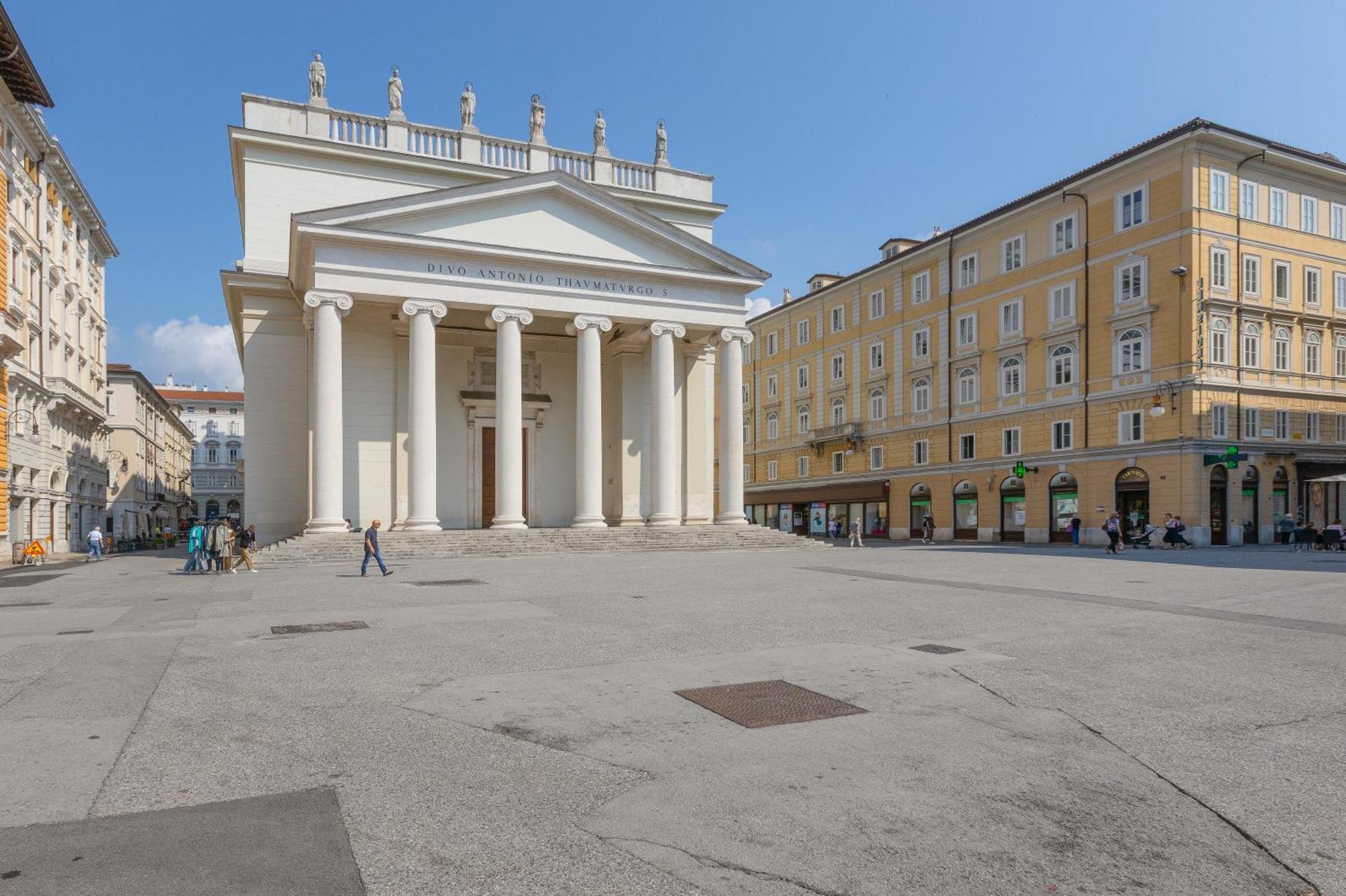 Elegante Rifugio D'Annunzio Con Parcheggio A Trieste Bagian luar foto
